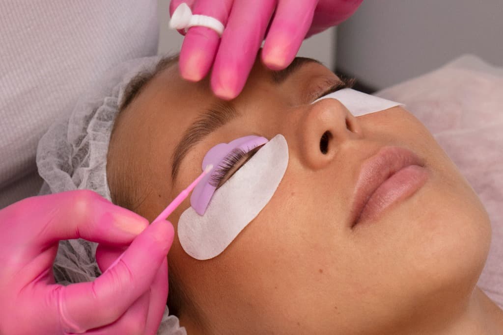Professional lash lift procedure with protective shield and tinting